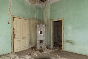 Fototapeta na wymiar Interior of an abandoned mansion. Empty room deserted and derelict. The interior of an abandoned castle. Damaged and demolished fireplace