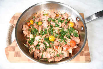 Pan-fried meat with onions and tomatoes