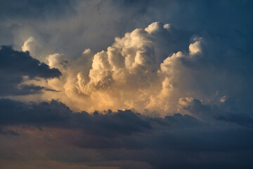 Wolken und Sonnenstrahlen vor einem Gewitter, Naturschauspiel und Schönheit der Natur
