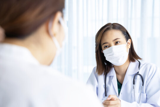 The doctor asks about the symptoms of patients in the examination room.