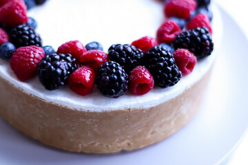 cheesecake with berries