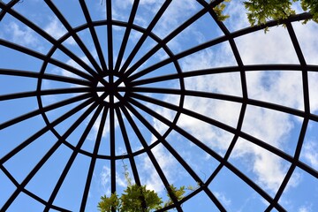 Estructura de una c&uacute;pula de acero en un parque