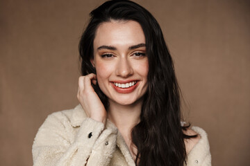 Photo closeup of funny cute woman laughing and looking at camera