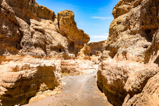 It's Sesriem Canyon, a natural canyon carved by the Tsauchab rivier in the sedimentary rock, Namibia