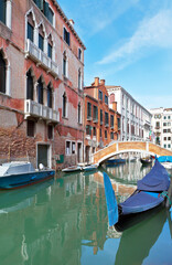 Fototapeta na wymiar Italy. Venice's beautiful landscape with typical old houses of Venetian architecture, curved bridges and gondolas in the canal