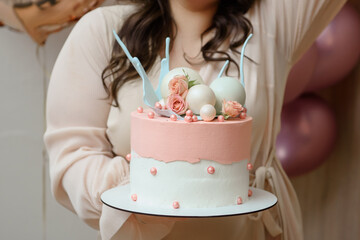 Fototapeta na wymiar cake with sweet white globes and pink roses flowers