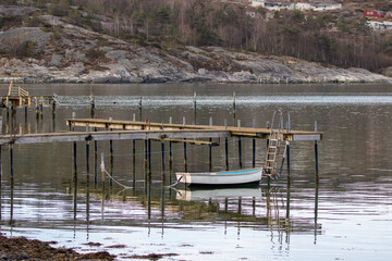 Obraz premium a boat tied to a bridge in calm sea
