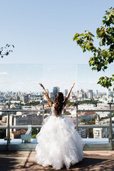 Obraz premium The bride stands on the roof of the house.