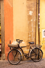 Fototapeta na wymiar Bicicleta antigua aparcada en la calle.