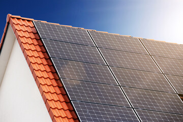 Fototapeta premium Einfamilienhaus mit Solaranlage bzw. Photovoltaikanlage