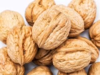 Nueces sobre fondo blanco
