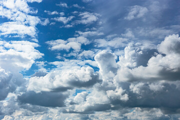 Fototapeta premium blue sky with white cumulus clouds as a natural background