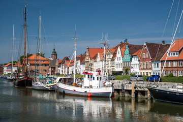 Fototapeta na wymiar Reise Hafen Glückstadt an der Stör sonnig