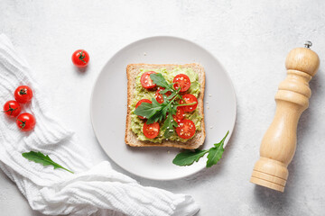 Avocado toast with cherry tomatoes and arugula.