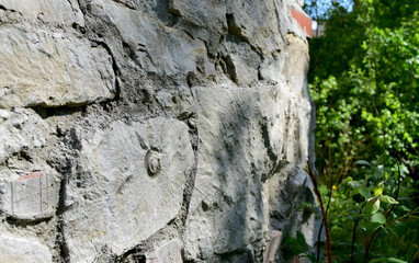 Mur zamku z odciskiem muszli