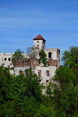 Fototapeta na wymiar Stary zamek z wieżą