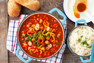 Wurstgulasch mit Paprika