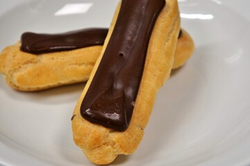 Eclairs au chocolat.