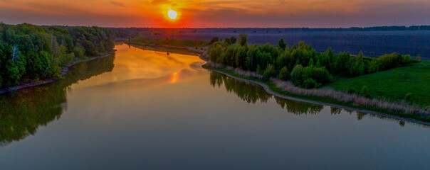 Naklejka premium Sunset over the lake with nature..