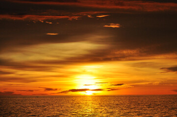 Obraz premium Golden sunset in the horizon of ocean