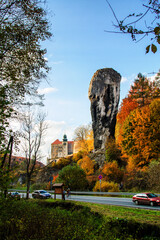 PIESKOWA SKALA, POLAND - OCTOBER 13, 2013: Castle in Pieskowa Skala and rock called Hercules Club - obrazy, fototapety, plakaty