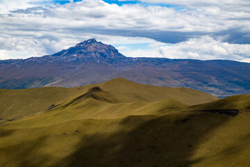 Naklejka premium Sincholagua Volcano