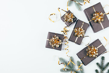 Obraz na płótnie Canvas Christmas background black gift boxes with golden bows
