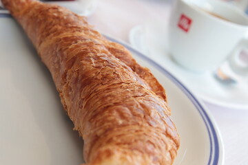 Pyszne śniadanie croissant i aromatyczna kawa - obrazy, fototapety, plakaty