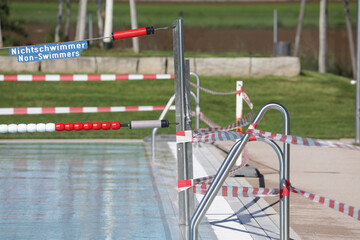 absperrung im nichtschwimmerbecken in einem freibad