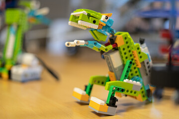 Obraz premium Dinosaurio robot creado por niños para una exhibición de robótica