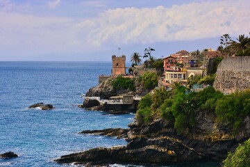 Genova Nervi-Passeggiata Anita Garibaldi. La passeggiata di 2 km, costellata di club, caffetterie e stabilimenti balneari, unisce il villaggio di pescatori "urbano" di Nervi a Capolungo.