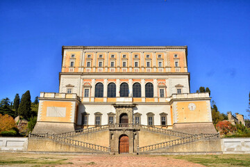 La maestosa Villa Farnese, dimora fortificata costruita per la famiglia Farnese nell'antico borgo...