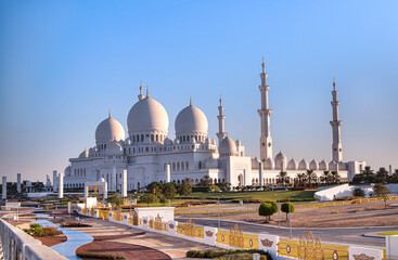 Naklejka premium Sheikh Zayed mosque from back in the morning with canon camera 77D 