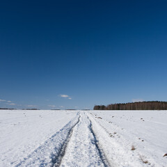 Obraz premium Snow-covered dirt road.