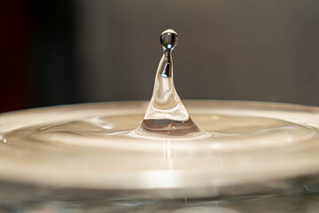 gota de agua en primer plano en alta velocidad