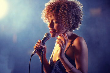 Black female Singer Performing on stage - obrazy, fototapety, plakaty