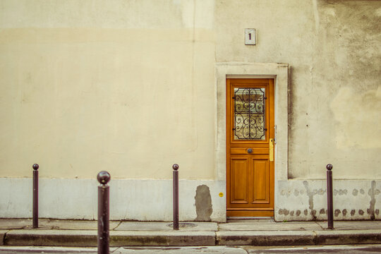 Porte au n&deg;1 d'une rue parisienne sur un mur d&eacute;labr&eacute;.