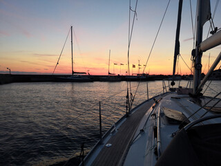 jacht wpływający o zachodzie słońca do portu Grönhögen © Marcin