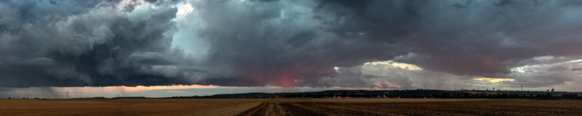 Fototapeta na wymiar Dramatic thundercloud over a wheat field