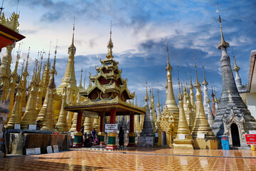 Fototapeta premium Shwe Inn Dein Pagoda in Inle, Myanmar