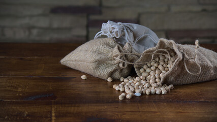 Sacos de legumbres compuestos de lentejas, garbanzos, habichuelas, esenciales para una dieta...