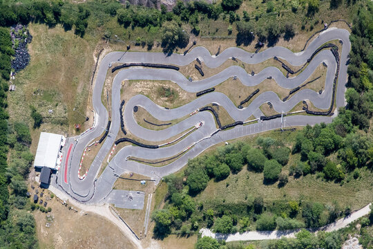Eine Kartbahn aus der Luft fotografiert