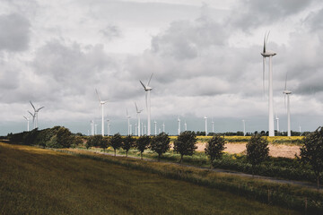 Windkraftanlagen in der Natur als Hintergrund