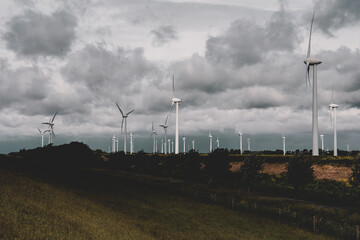 Windkraftanlagen in der Natur als Hintergrund
