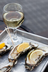 Raw oysters with lemon and white wine 