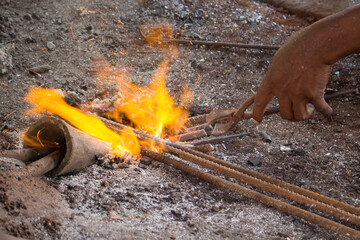 Tansania, Sansibar, Nungwi, Herstellung von Nägeln, Schmied, Nägel für Dhau-Fähren