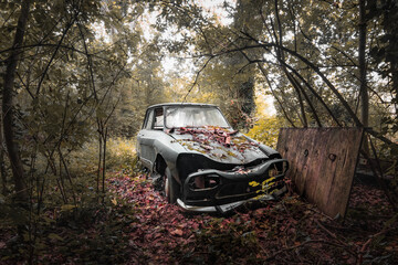 Obraz na płótnie Canvas Urbex, lieu abandonné et voiture abandonnée vers Castres - Occitanie - France