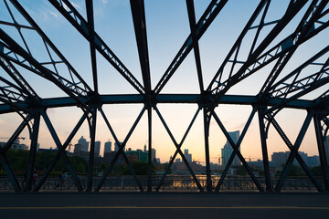 China, Shanghai, Blick auf Shanghai von der Waibaidu-Brücke bei Sonnenuntergang