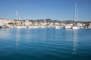 Fototapeta na wymiar jolie vue sur le port de Bandol et ses bateaux de pêche