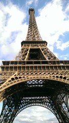 Fototapeta na wymiar view from under the Eiffel Tower